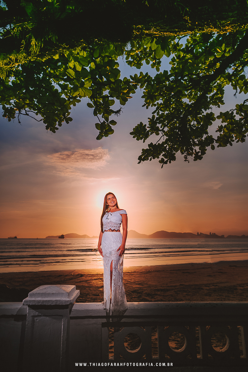 ensaio externo 15 anos em santos, ponta da praia, por do sol, muretas de santos, árvore