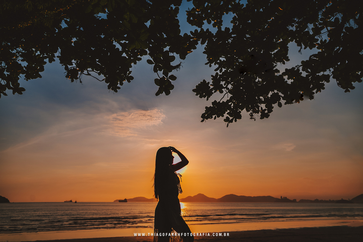ensaio externo 15 anos em santos, ponta da praia, por do sol, muretas de santos, árvore, contra luz