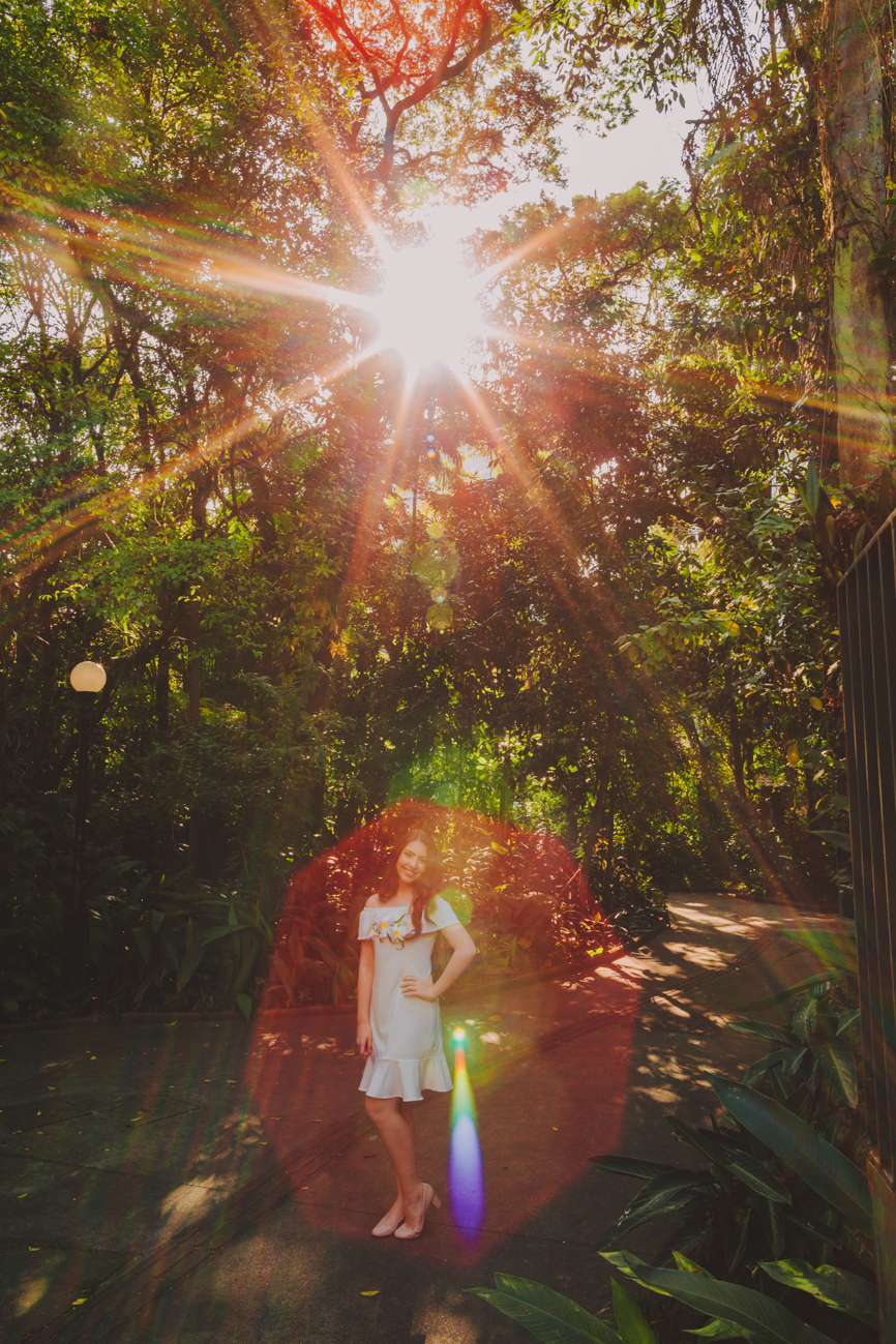 Ensaio Externo 15 anos em santos, orquidário, raio de sol, vestido branco, flare