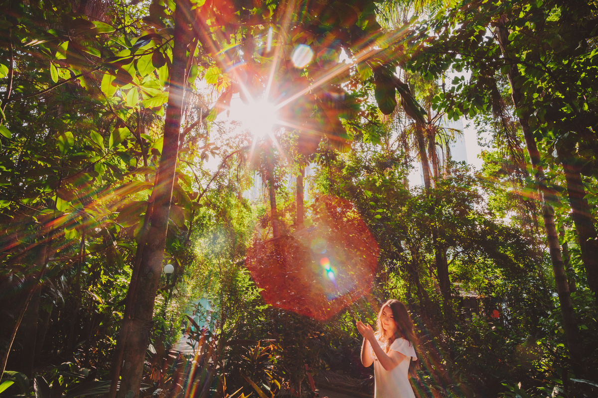 Ensaio Externo 15 anos em santos, orquidário vestido branco, raio de sol