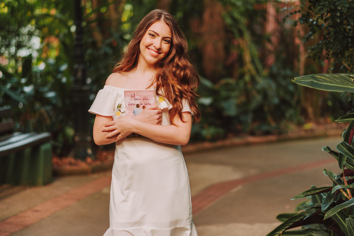 Ensaio Externo 15 anos em santos, orquidário vestido branco, livro