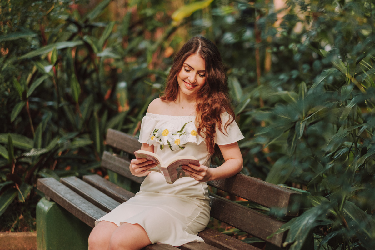 Ensaio Externo 15 anos em santos, orquidário vestido branco, paixão por livros