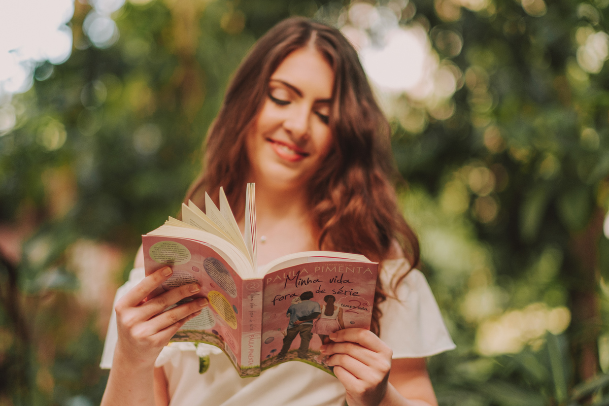 Ensaio Externo 15 anos em santos, orquidário vestido branco, paixão por livros