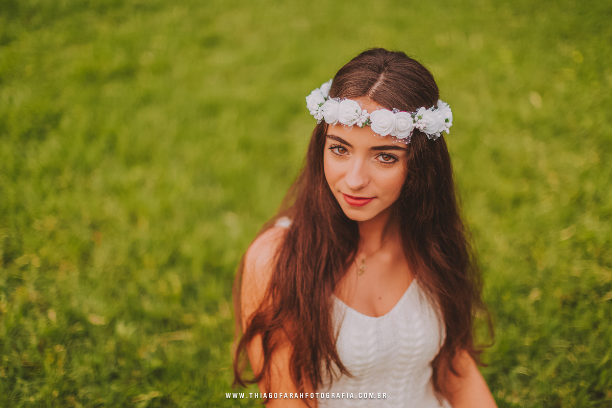 ensaio externo 15 anos em santos, jardim do aquário, ponta da praia, grama, vestido branco rendado, coroa de flores