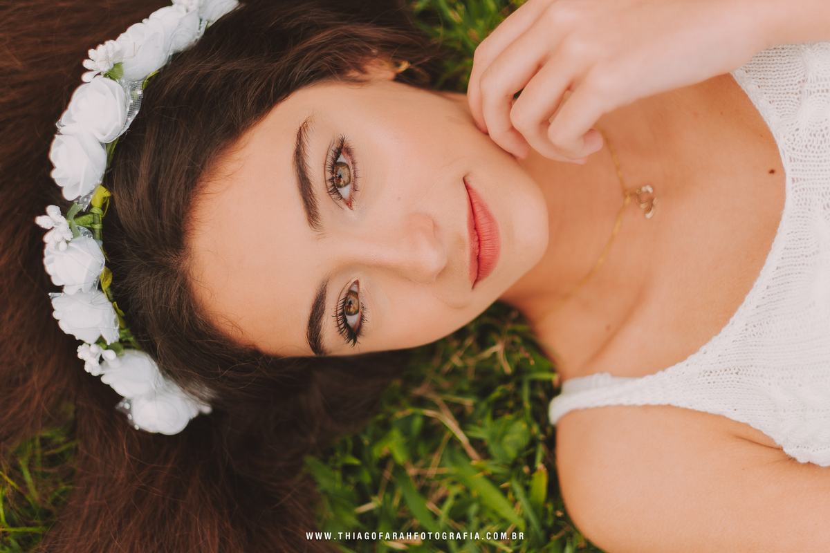 ensaio externo 15 anos em santos, jardim do aquário, ponta da praia, grama, vestido branco rendado, coroa de flores