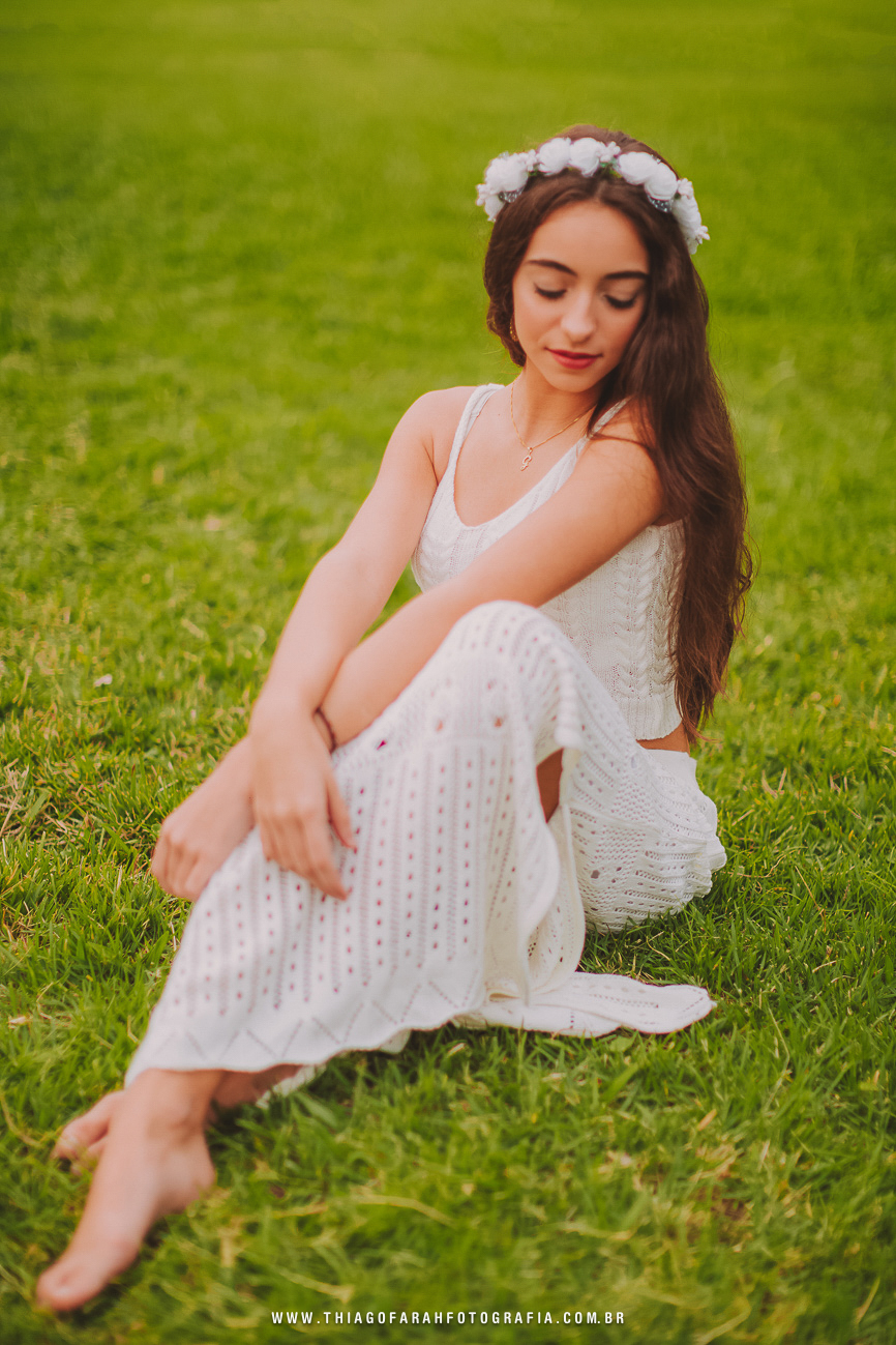 ensaio externo 15 anos em santos, jardim do aquário, ponta da praia, grama, vestido branco rendado, coroa de flores