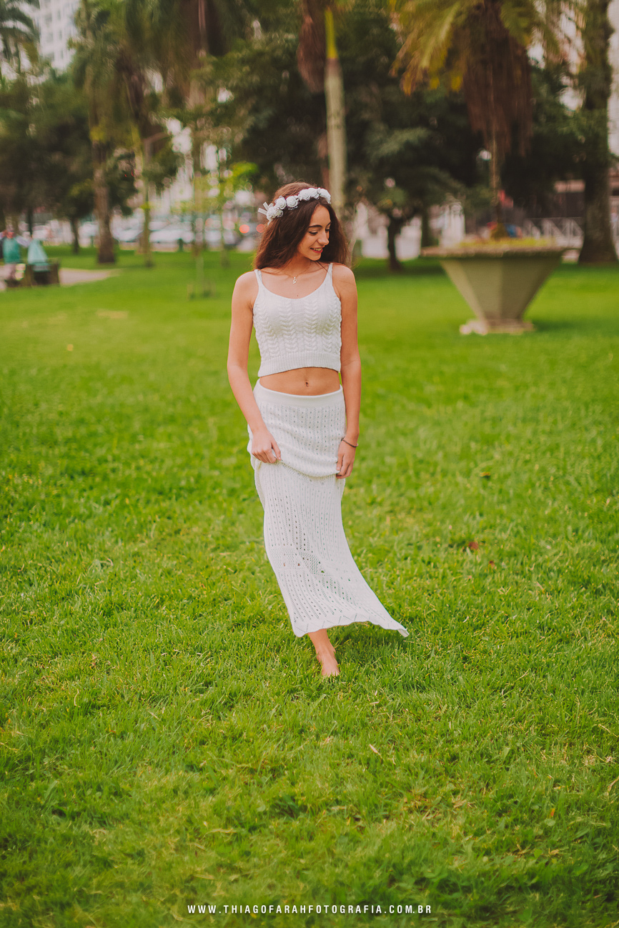 ensaio externo 15 anos em santos, jardim do aquário, ponta da praia, grama, vestido branco rendado, coroa de flores