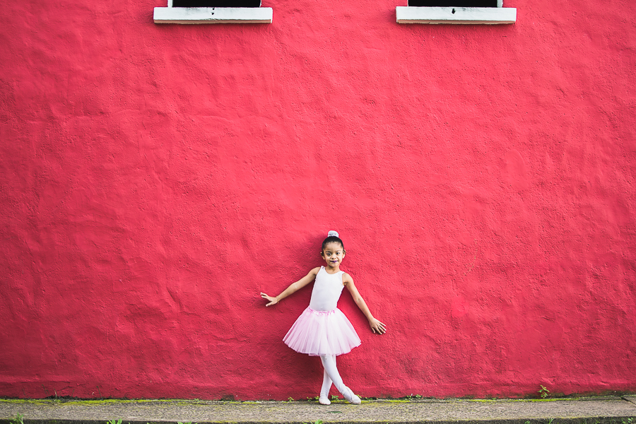 ensaio infantil - bailarina - criança bailarina- criança alegre - criança sorrindo - criança feliz - 