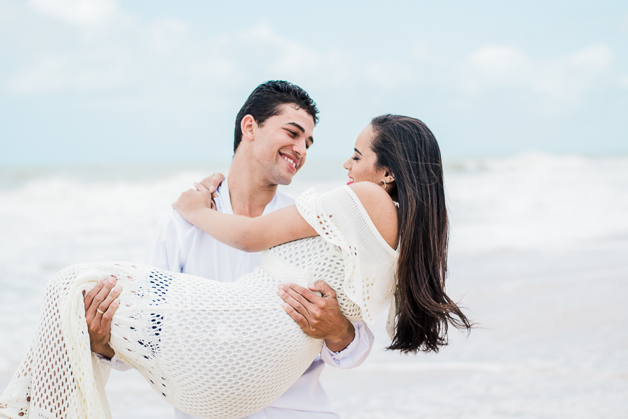 CASAL ALEGRE -CASAL SE OLHANDO - CASAL ABRAÇADO - CASAL JUNTOS - CASAL NA PRAIA - CASAL APAIXONADO - CASAL FELIZ - CASAL - PRAIA - CASAL APAIXONADO - CASAL FELIZ - CASAL 