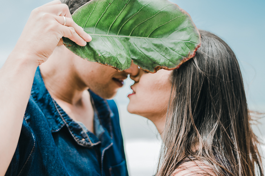 CASAL ALEGRE -CASAL SE OLHANDO - CASAL ABRAÇADO - CASAL JUNTOS - CASAL NA PRAIA - CASAL APAIXONADO - CASAL FELIZ - CASAL - PRAIA - CASAL APAIXONADO - CASAL FELIZ - CASAL 