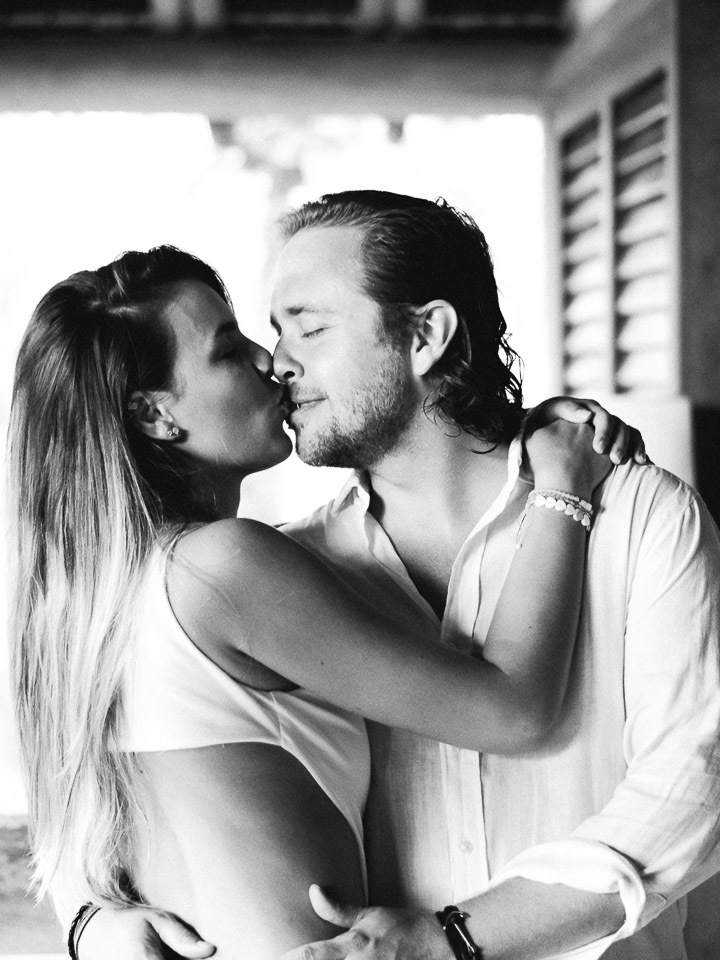 ensaio de casal na praia  trancoso - casamento trancoso - casamento arraial dajuda - casal sorrindo - cerimonialista trancoso - cerimonial arraial dajuda - fotografo em trancoso - fotografo em porto seguro