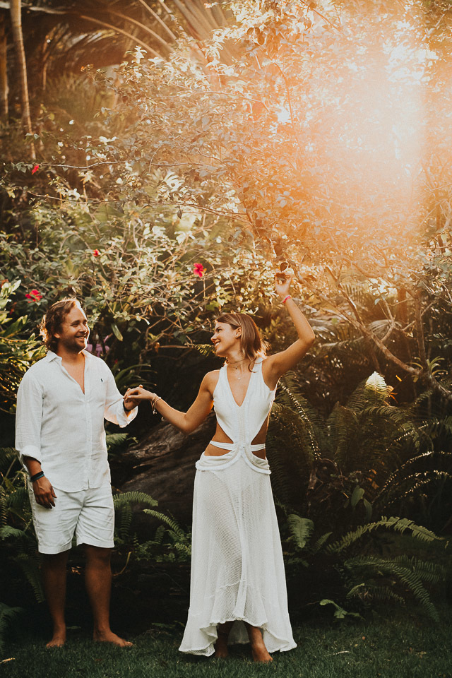 ensaio de casal na praia  trancoso - casamento trancoso - casamento arraial dajuda - casal sorrindo - cerimonialista trancoso - cerimonial arraial dajuda - fotografo em trancoso - fotografo em porto seguro