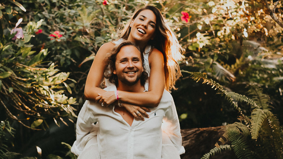 ensaio de casal na praia  trancoso - casamento trancoso - casamento arraial dajuda - casal sorrindo - cerimonialista trancoso - cerimonial arraial dajuda - fotografo em trancoso - fotografo em porto seguro