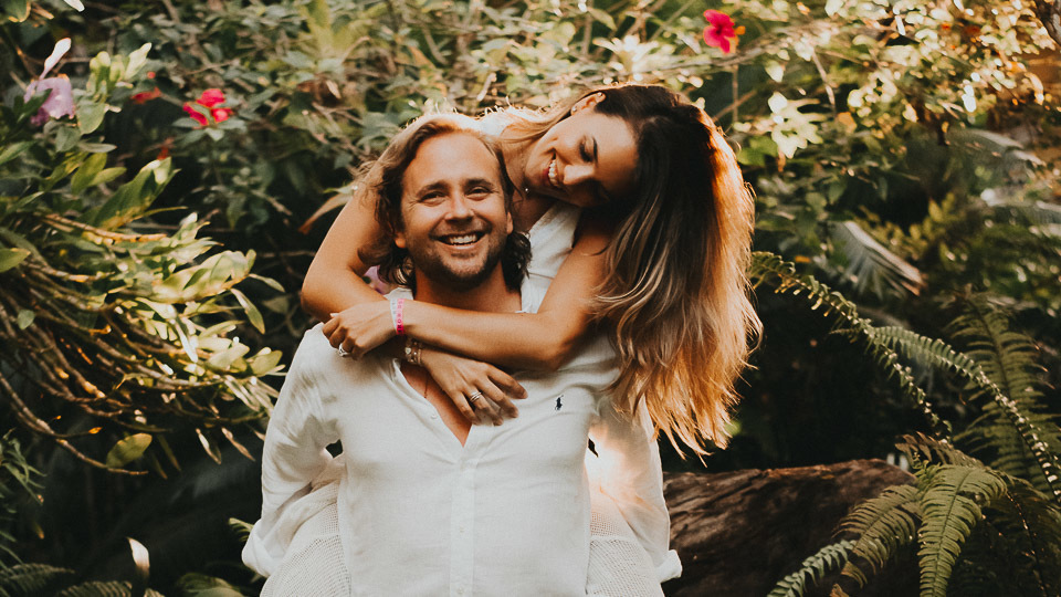 ensaio de casal na praia  trancoso - casamento trancoso - casamento arraial dajuda - casal sorrindo - cerimonialista trancoso - cerimonial arraial dajuda - fotografo em trancoso - fotografo em porto seguro