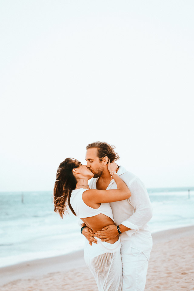 ensaio de casal na praia  trancoso - casamento trancoso - casamento arraial dajuda - casal sorrindo - cerimonialista trancoso - cerimonial arraial dajuda - fotografo em trancoso - fotografo em porto seguro