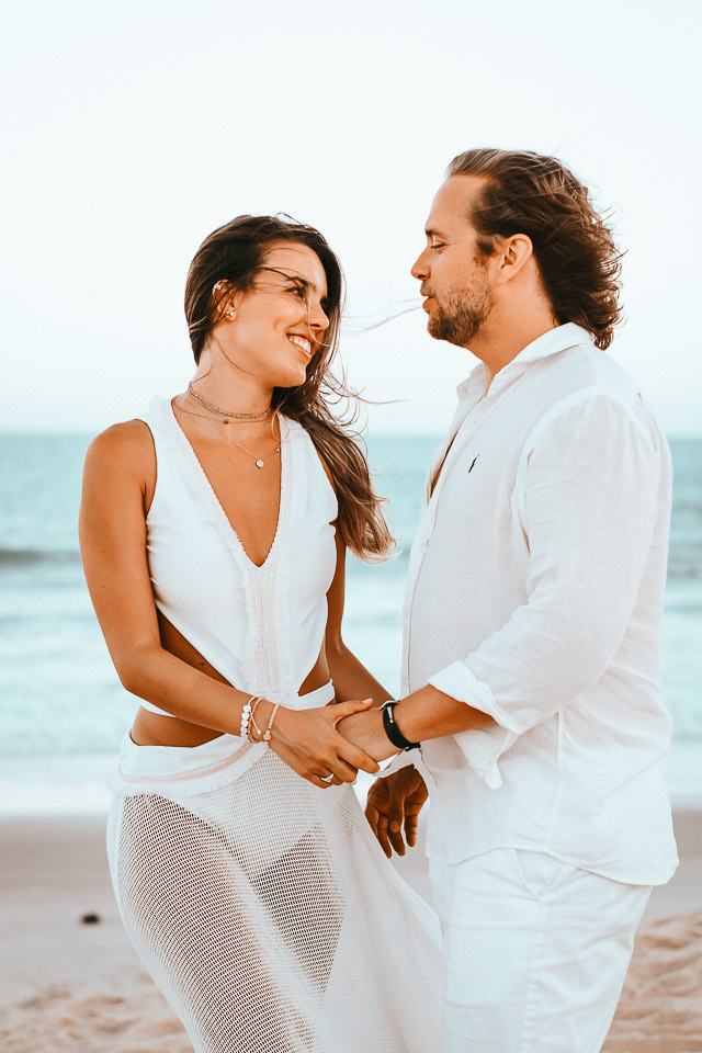 ensaio de casal na praia  trancoso - casamento trancoso - casamento arraial dajuda - casal sorrindo - cerimonialista trancoso - cerimonial arraial dajuda - fotografo em trancoso - fotografo em porto seguro