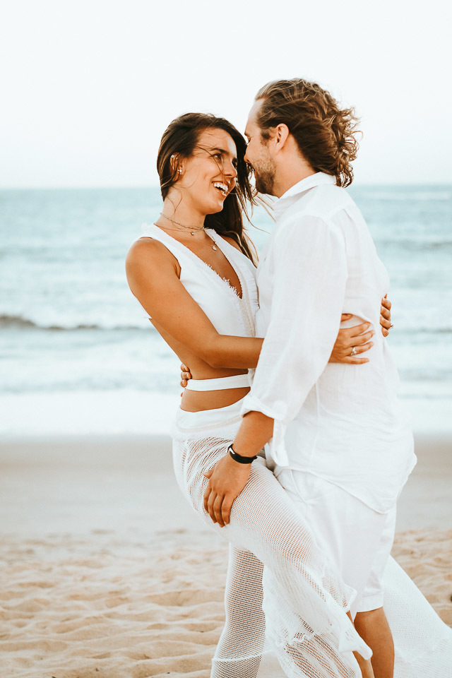 ensaio de casal na praia  trancoso - casamento trancoso - casamento arraial dajuda - casal sorrindo - cerimonialista trancoso - cerimonial arraial dajuda - fotografo em trancoso - fotografo em porto seguro