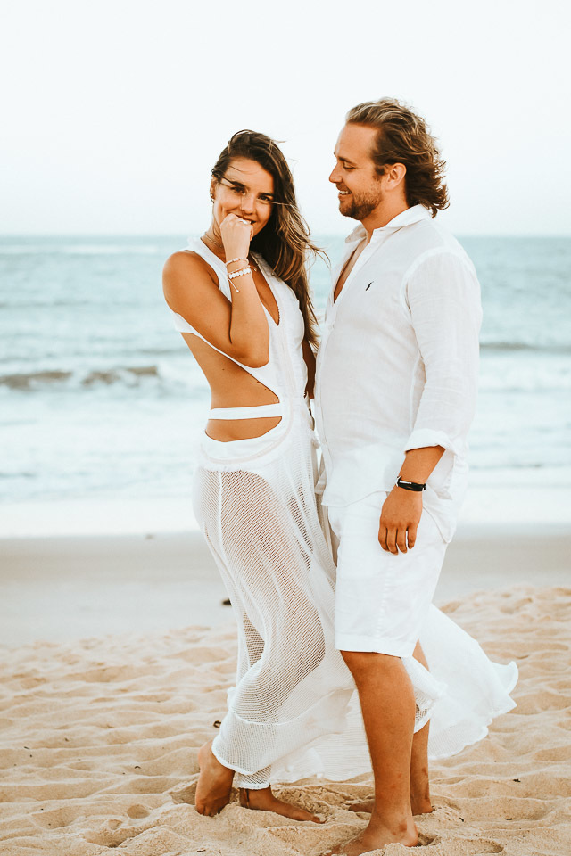 ensaio de casal na praia  trancoso - casamento trancoso - casamento arraial dajuda - casal sorrindo - cerimonialista trancoso - cerimonial arraial dajuda - fotografo em trancoso - fotografo em porto seguro