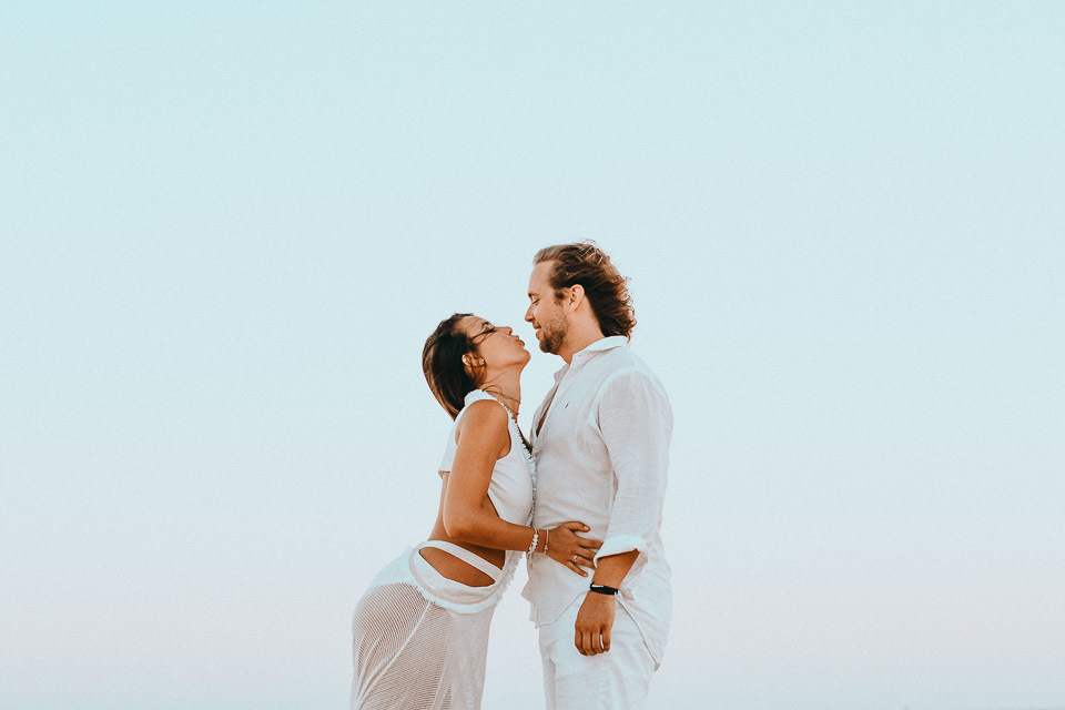 ensaio de casal na praia  trancoso - casamento trancoso - casamento arraial dajuda - casal sorrindo - cerimonialista trancoso - cerimonial arraial dajuda - fotografo em trancoso - fotografo em porto seguro