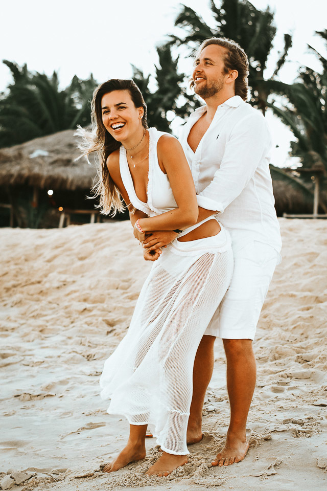 ensaio de casal na praia  trancoso - casamento trancoso - casamento arraial dajuda - casal sorrindo - cerimonialista trancoso - cerimonial arraial dajuda - fotografo em trancoso - fotografo em porto seguro