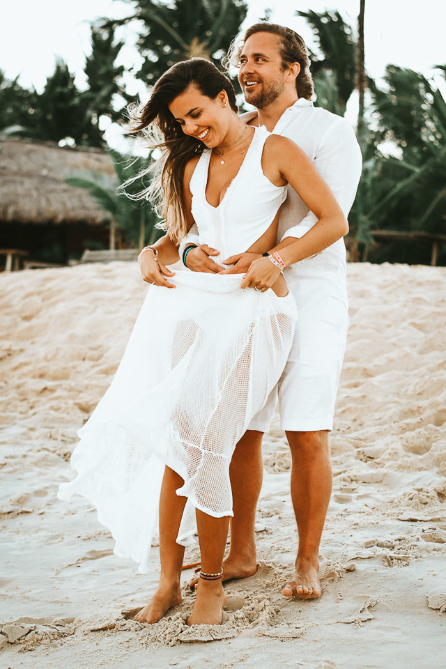 ensaio de casal na praia  trancoso - casamento trancoso - casamento arraial dajuda - casal sorrindo - cerimonialista trancoso - cerimonial arraial dajuda - fotografo em trancoso - fotografo em porto seguro