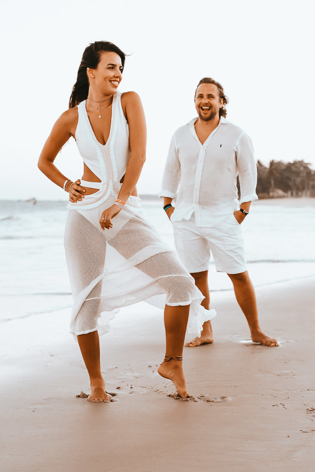 ensaio de casal na praia  trancoso - casamento trancoso - casamento arraial dajuda - casal sorrindo - cerimonialista trancoso - cerimonial arraial dajuda - fotografo em trancoso - fotografo em porto seguro