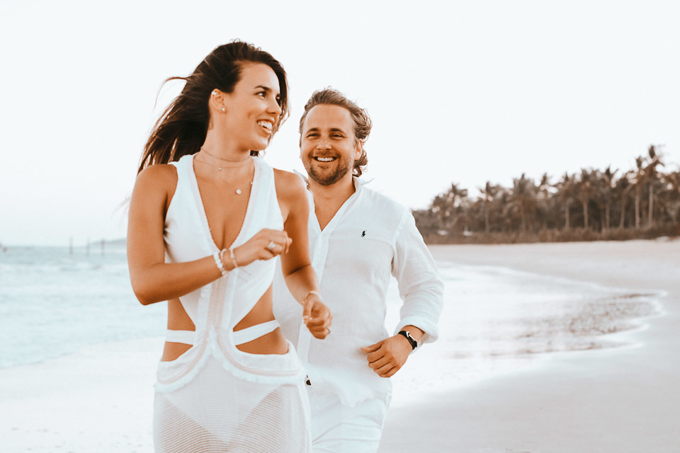ensaio de casal na praia  trancoso - casamento trancoso - casamento arraial dajuda - casal sorrindo - cerimonialista trancoso - cerimonial arraial dajuda - fotografo em trancoso - fotografo em porto seguro