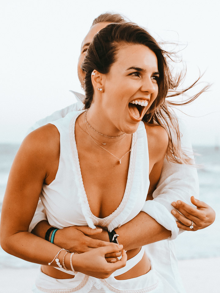 ensaio de casal na praia  trancoso - casamento trancoso - casamento arraial dajuda - casal sorrindo - cerimonialista trancoso - cerimonial arraial dajuda - fotografo em trancoso - fotografo em porto seguro
