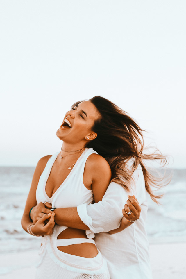 ensaio de casal na praia  trancoso - casamento trancoso - casamento arraial dajuda - casal sorrindo - cerimonialista trancoso - cerimonial arraial dajuda - fotografo em trancoso - fotografo em porto seguro