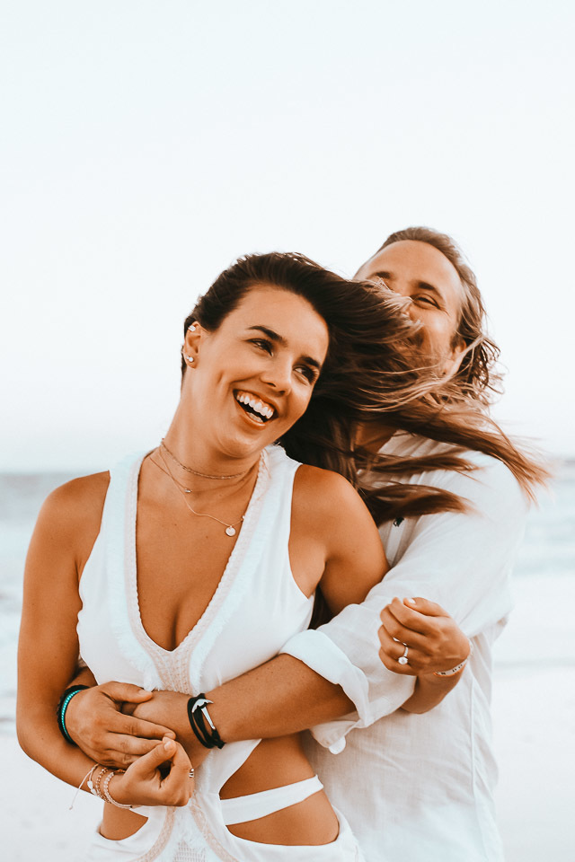 ensaio de casal na praia  trancoso - casamento trancoso - casamento arraial dajuda - casal sorrindo - cerimonialista trancoso - cerimonial arraial dajuda - fotografo em trancoso - fotografo em porto seguro