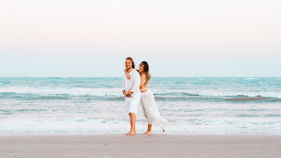 ensaio de casal na praia  trancoso - casamento trancoso - casamento arraial dajuda - casal sorrindo - cerimonialista trancoso - cerimonial arraial dajuda - fotografo em trancoso - fotografo em porto seguro