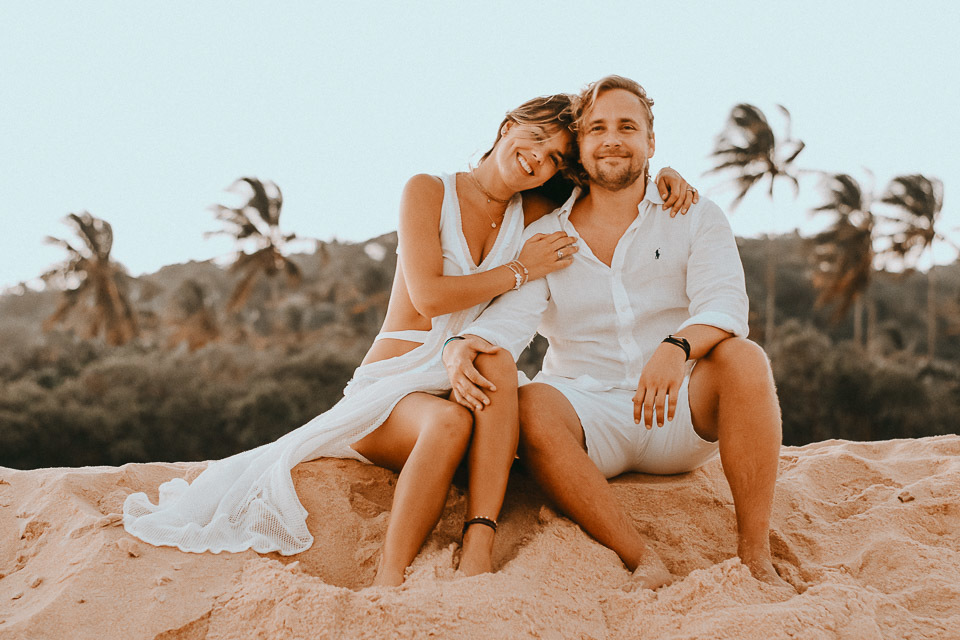 ensaio de casal na praia  trancoso - casamento trancoso - casamento arraial dajuda - casal sorrindo - cerimonialista trancoso - cerimonial arraial dajuda - fotografo em trancoso - fotografo em porto seguro