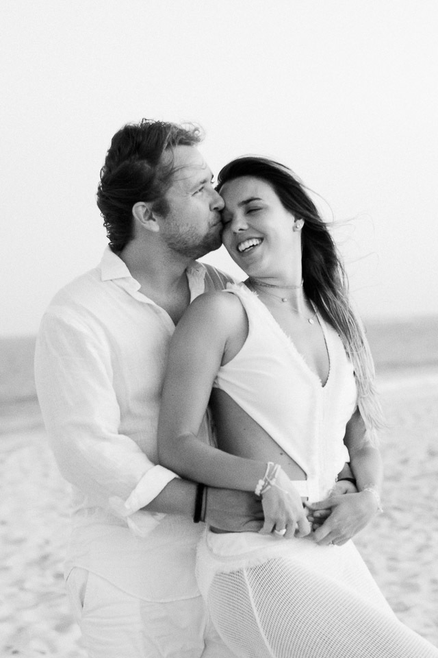 ensaio de casal na praia  trancoso - casamento trancoso - casamento arraial dajuda - casal sorrindo - cerimonialista trancoso - cerimonial arraial dajuda - fotografo em trancoso - fotografo em porto seguro