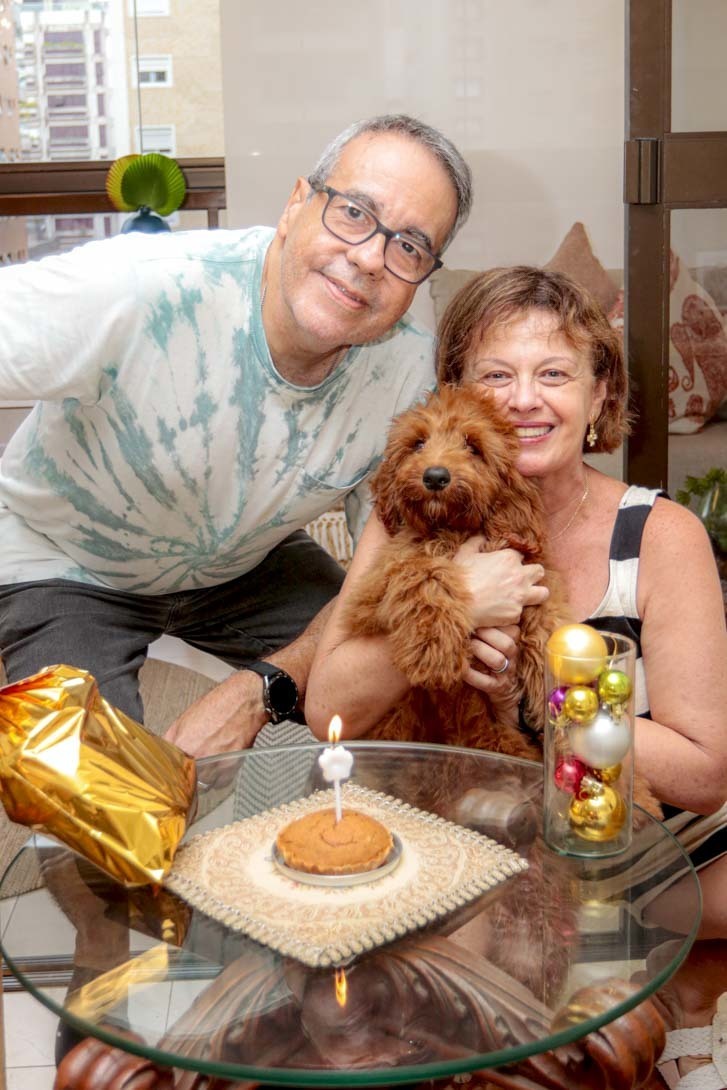 pet com sua familia feliz em seu aniversário