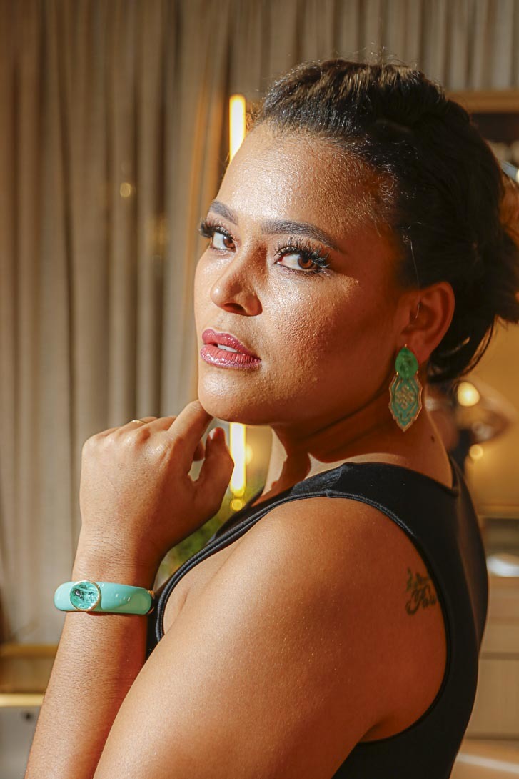 mulher com um olhar marcante
