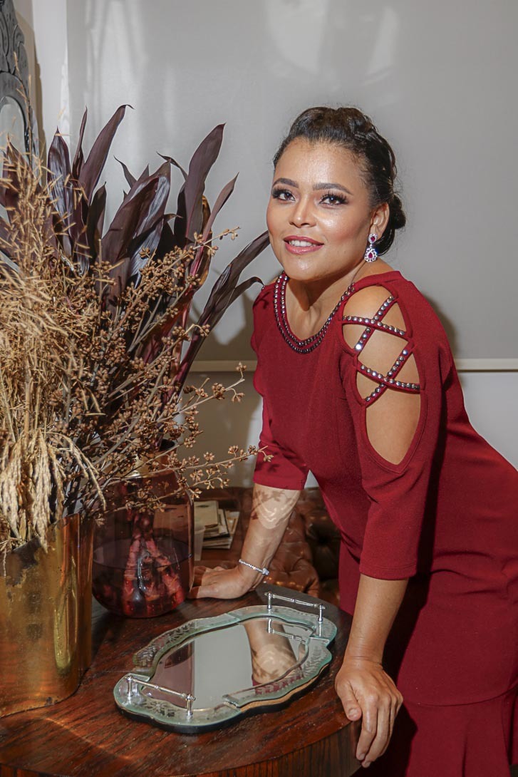 uma mulher com um jeito delicado e com autoridade
