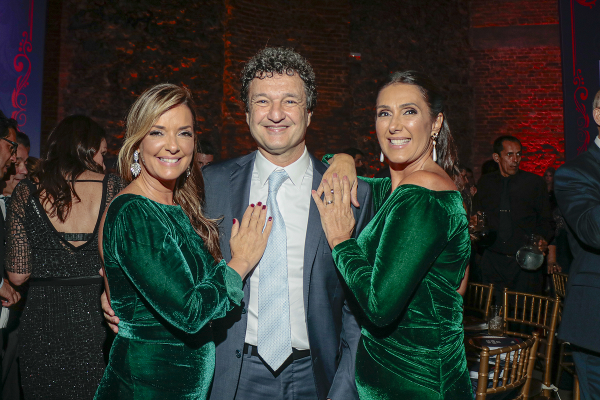 O engenheiro Flávio Simões e duas belas