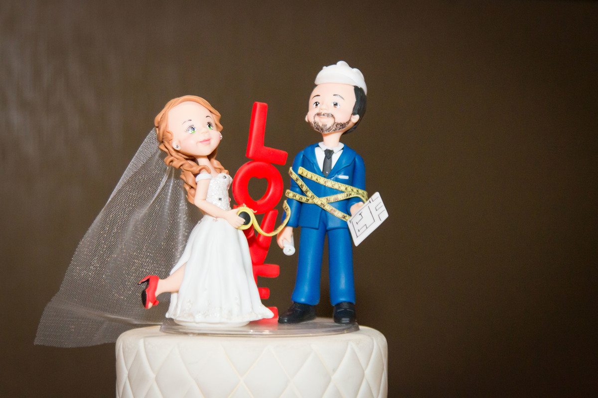 E não poderiam deixar de ter um toque de humor no topo do bolo de casamento