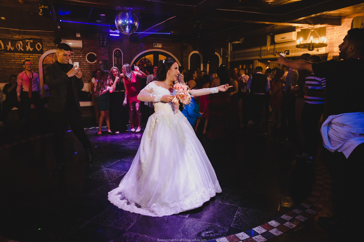 beatriz-e-henrique-casamento-cristiane-bastos-atelie-sao-bernardo-do-campo-avenida-renata-258-vila-formosa-espaco-mansao-o-casarao-breno-martins-fotografia
