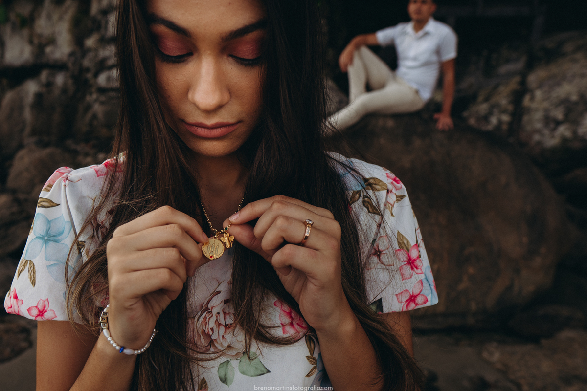 barbara-e-cristiano-pre-wedding-na-praia-de-iporanga-guaruja-pedras-na-praia-ilha-ensaio-sessao-de-fotos-casamento-na-praia-casamento-sud-templo-sud-guaruja-cachoeira-brenomartinsfoto