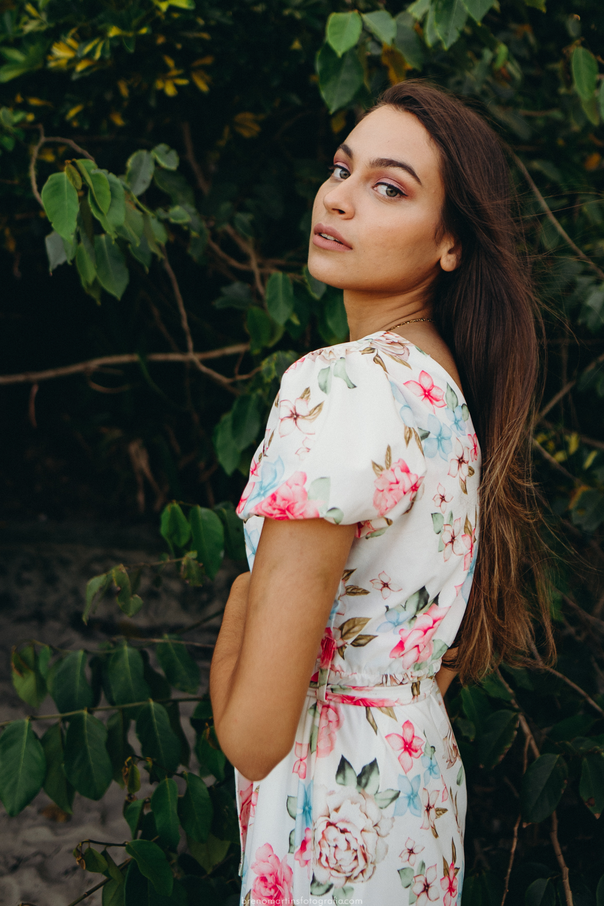 barbara-e-cristiano-pre-wedding-na-praia-de-iporanga-guaruja-pedras-na-praia-ilha-ensaio-sessao-de-fotos-casamento-na-praia-casamento-sud-templo-sud-guaruja-cachoeira-brenomartinsfoto