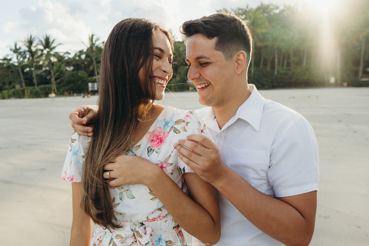 barbara-e-cristiano-pre-wedding-na-praia-de-iporanga-guaruja-pedras-na-praia-ilha-ensaio-sessao-de-fotos-casamento-na-praia-casamento-sud-templo-sud-guaruja-cachoeira-brenomartinsfoto