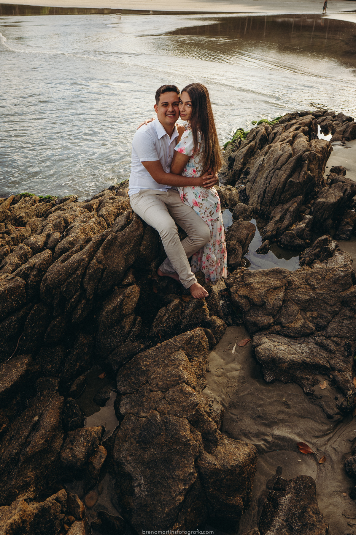 barbara-e-cristiano-pre-wedding-na-praia-de-iporanga-guaruja-pedras-na-praia-ilha-ensaio-sessao-de-fotos-casamento-na-praia-casamento-sud-templo-sud-guaruja-cachoeira-brenomartinsfoto