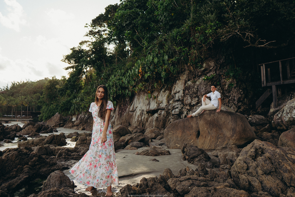 barbara-e-cristiano-pre-wedding-na-praia-de-iporanga-guaruja-pedras-na-praia-ilha-ensaio-sessao-de-fotos-casamento-na-praia-casamento-sud-templo-sud-guaruja-cachoeira-brenomartinsfoto