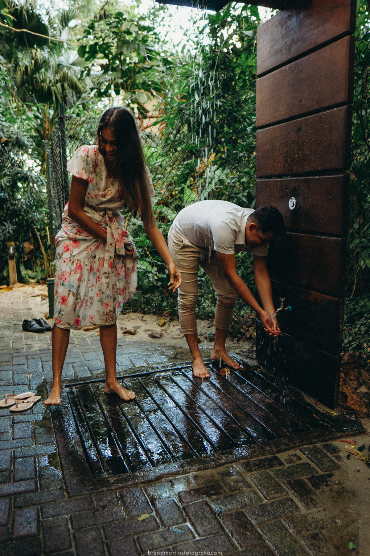 barbara-e-cristiano-pre-wedding-na-praia-de-iporanga-guaruja-pedras-na-praia-ilha-ensaio-sessao-de-fotos-casamento-na-praia-casamento-sud-templo-sud-guaruja-cachoeira-brenomartinsfoto