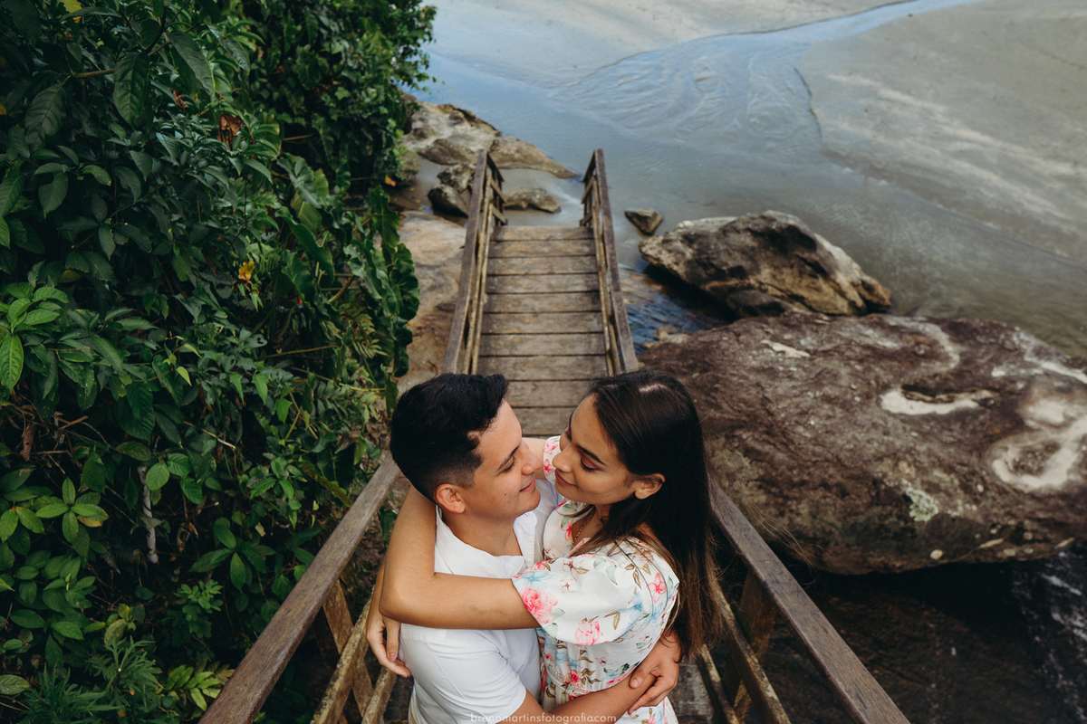 barbara-e-cristiano-pre-wedding-na-praia-de-iporanga-guaruja-pedras-na-praia-ilha-ensaio-sessao-de-fotos-casamento-na-praia-casamento-sud-templo-sud-guaruja-cachoeira-brenomartinsfoto