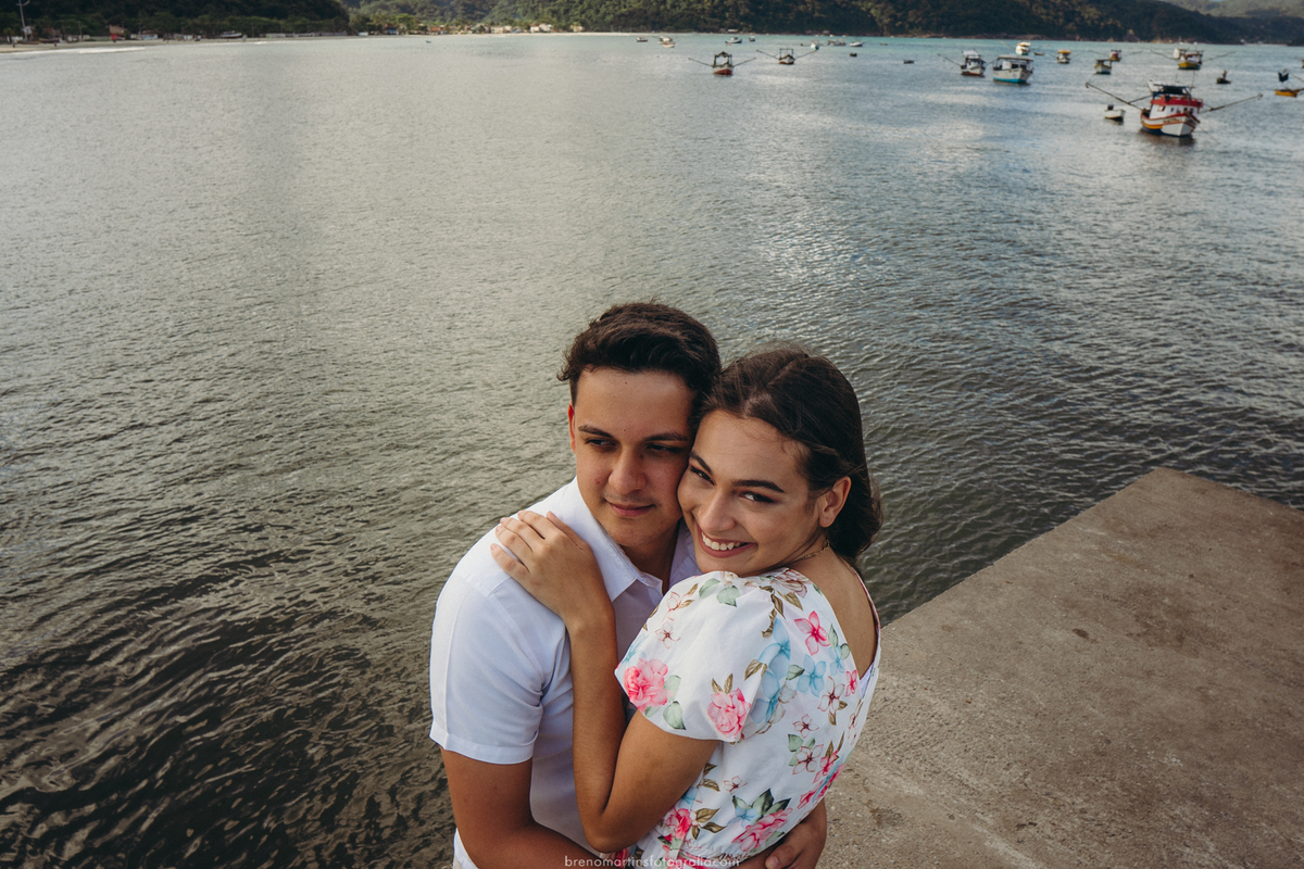 barbara-e-cristiano-pre-wedding-na-praia-de-iporanga-guaruja-pedras-na-praia-ilha-ensaio-sessao-de-fotos-casamento-na-praia-casamento-sud-templo-sud-guaruja-cachoeira-brenomartinsfoto