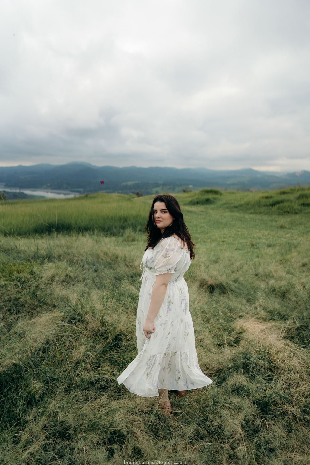 marina-e-flavio-pre-wedding-no-morro-do-capuava-em-pirapora-do-bom-jesus-brenomartinsfoto-breno-martins-fotografia 