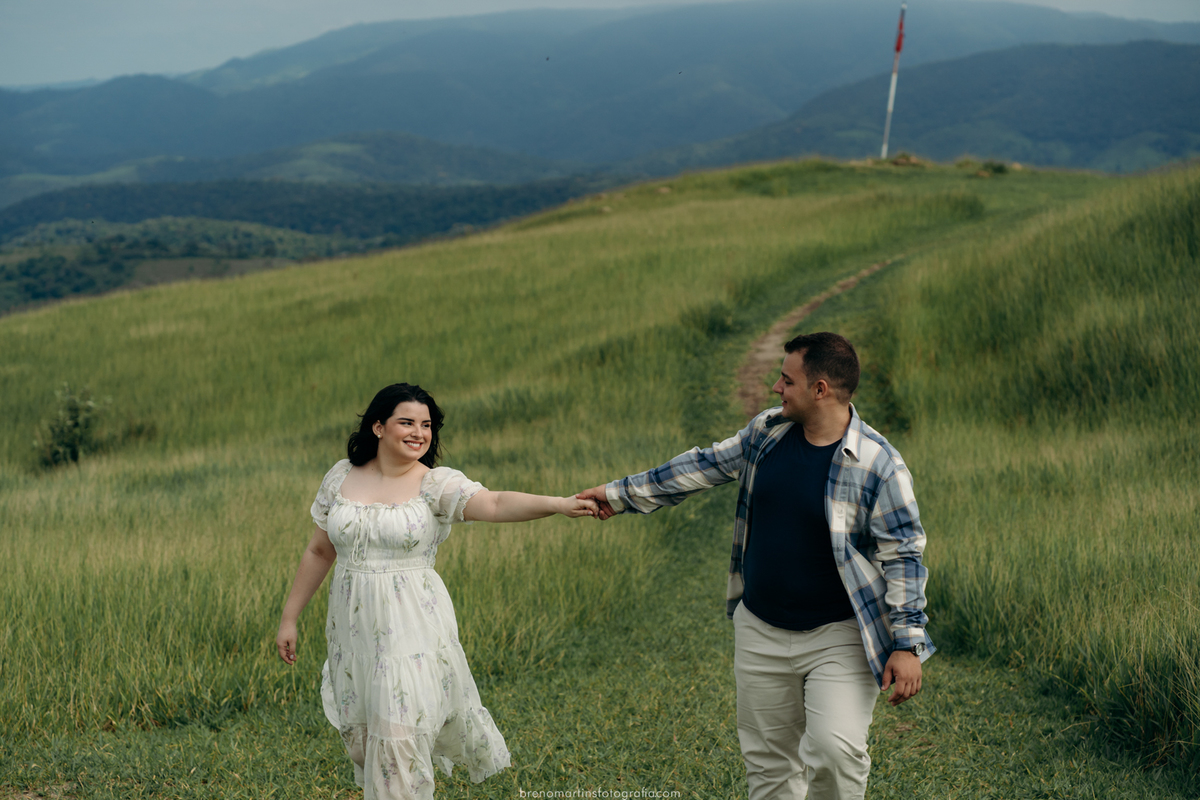 marina-e-flavio-pre-wedding-no-morro-do-capuava-em-pirapora-do-bom-jesus-brenomartinsfoto-breno-martins-fotografia 