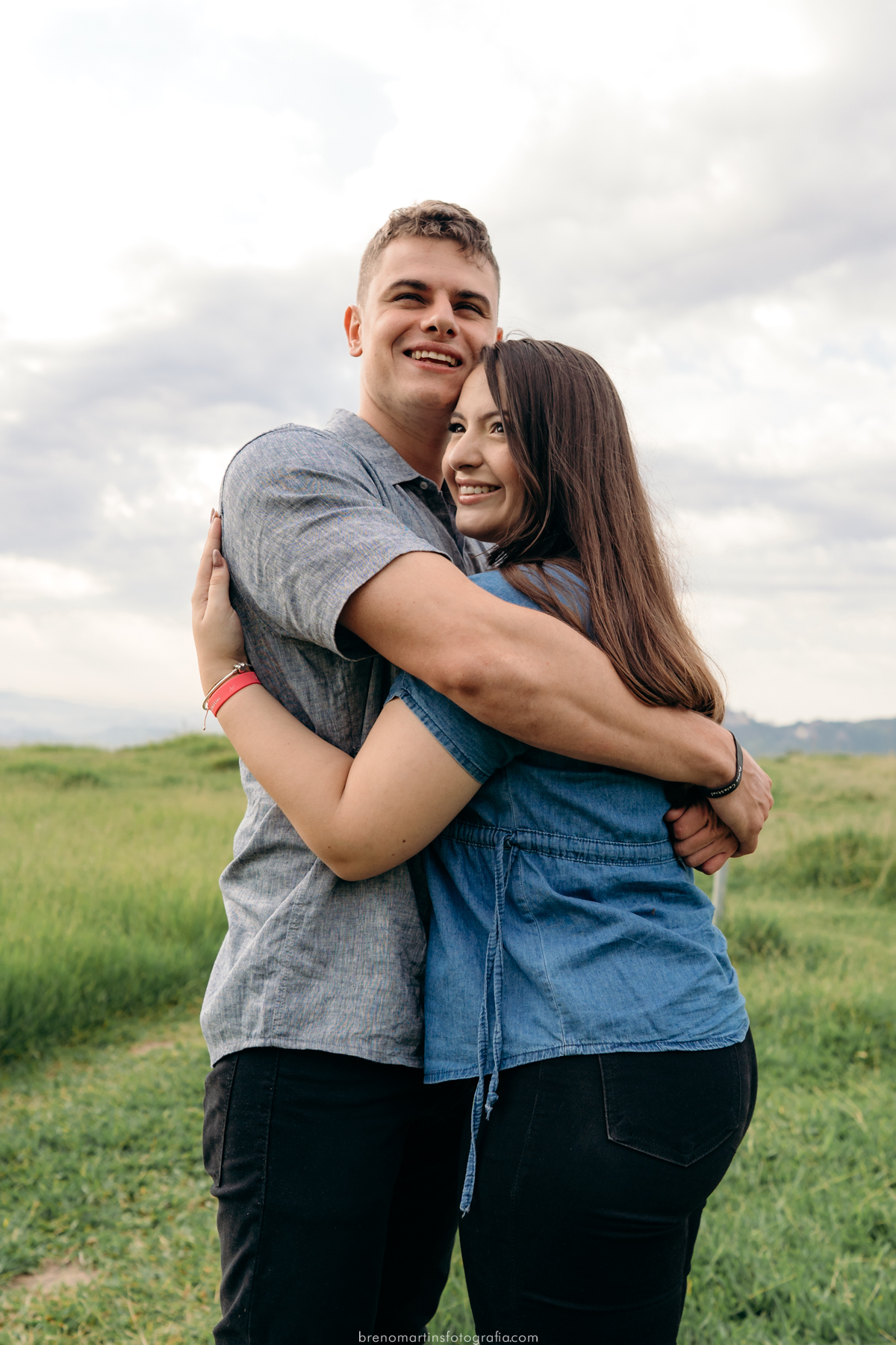 rebecca-e-victor-pre-wedding-no-morro-do-capuava-de-manha-de-tarde-brenomartinsfoto-breno-martins-fotografia-pre-wedding